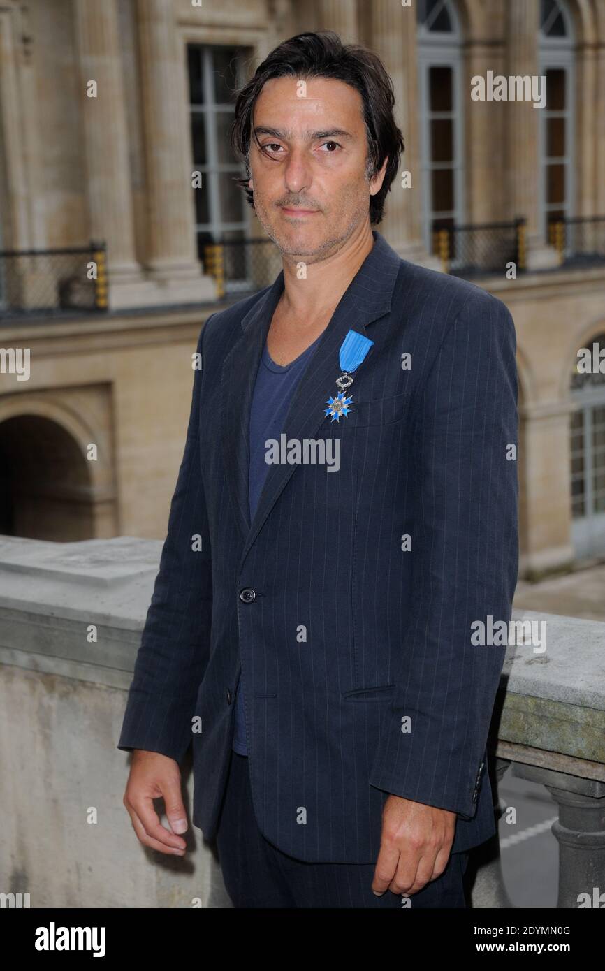 Yvan Attal pose après avoir été honoré 'Chevalier de l'ordre National du merite' par le ministre français de la Culture Aurelie Filippetti au Ministere de la Culture à Paris, France, le 19 juin 2013. Photo d'Alban Wyters/ABACAPRESS.COM Banque D'Images