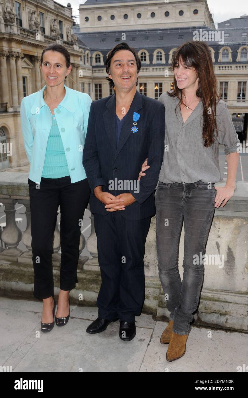 Yvan Attal pose avec Charlotte Gainsbourg et Aurelie Filippetti après avoir été honoré 'Chevalier de l'ordre National du merite' par le ministre français de la Culture Aurelie Filippetti au Ministere de la Culture à Paris, France, le 19 juin 2013. Photo d'Alban Wyters/ABACAPRESS.COM Banque D'Images