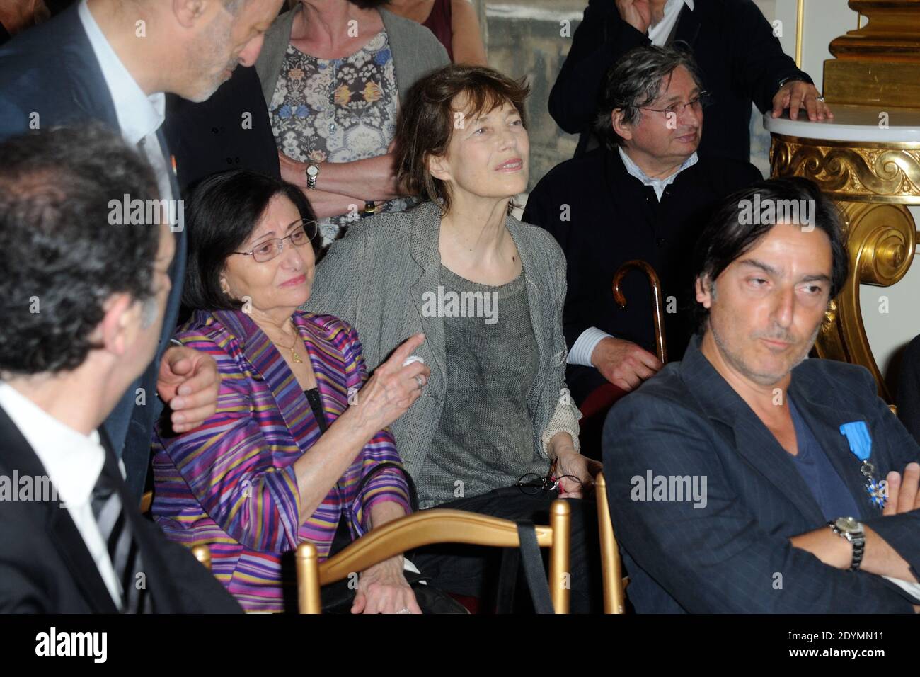 Jane Birkin et la mère de Yvan Attal assistent à la cérémonie d'honneur organisée par le Ministère français des Affaires culturelles au Ministere de la Culture le 19 juin 2013. Photo d'Alban Wyters/ABACAPRESS.COM Banque D'Images