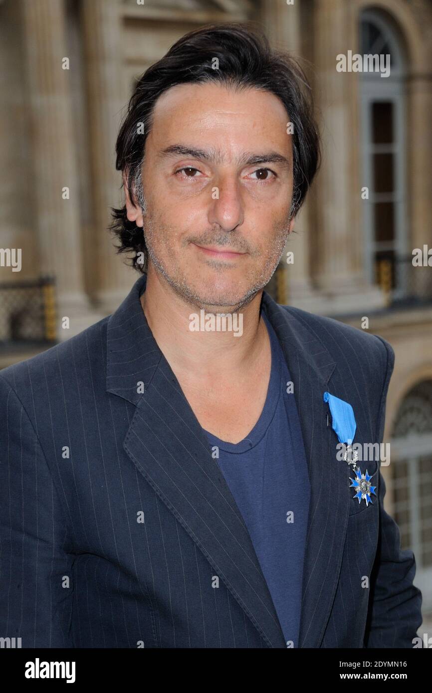 Yvan Attal pose après avoir été honoré 'Chevalier de l'ordre National du merite' par le ministre français de la Culture Aurelie Filippetti au Ministere de la Culture à Paris, France, le 19 juin 2013. Photo d'Alban Wyters/ABACAPRESS.COM Banque D'Images