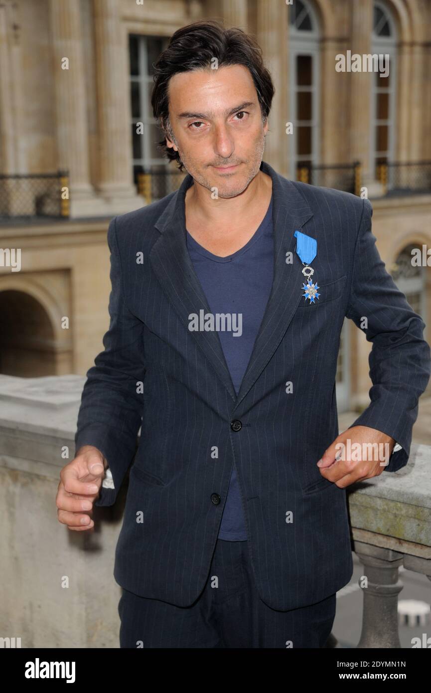 Yvan Attal pose après avoir été honoré 'Chevalier de l'ordre National du merite' par le ministre français de la Culture Aurelie Filippetti au Ministere de la Culture à Paris, France, le 19 juin 2013. Photo d'Alban Wyters/ABACAPRESS.COM Banque D'Images