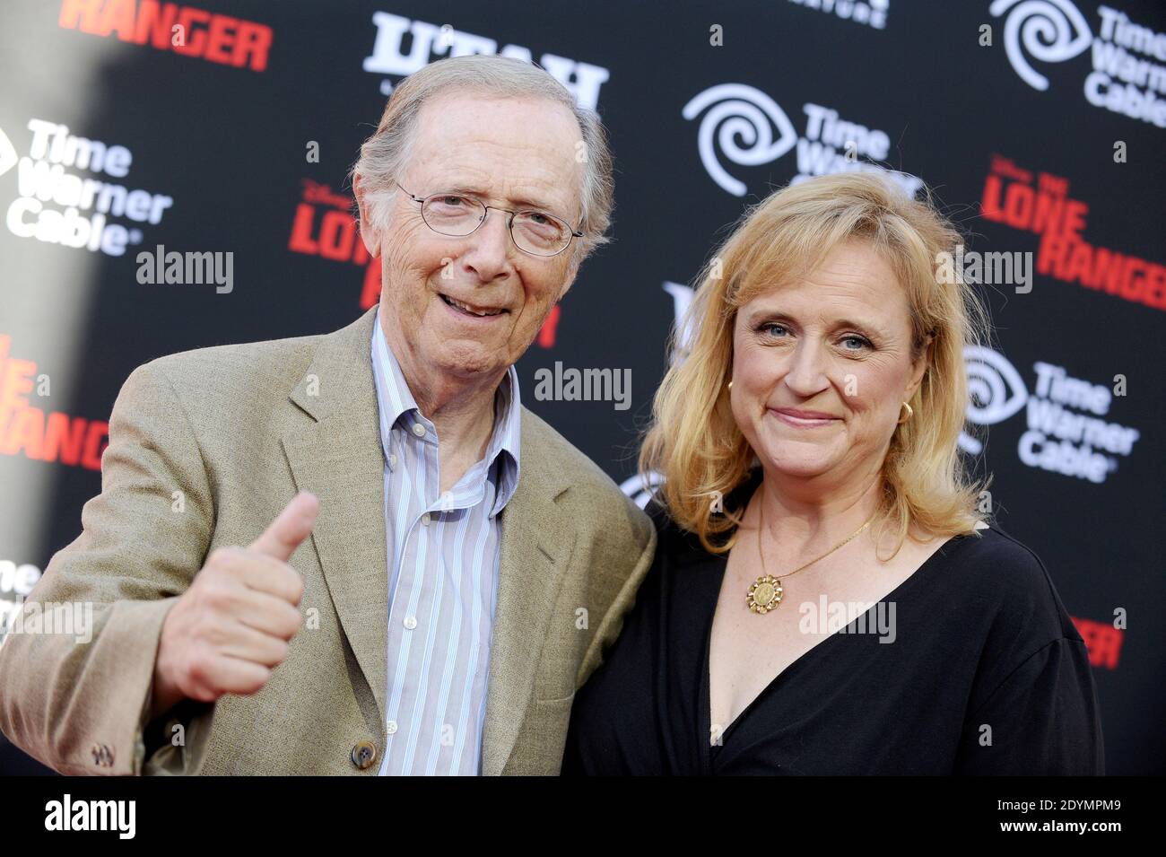 Bernie Kopell et Catrina Honadle arrivent à la première de « The Lone Ranger » de Walt Disney Pictures au Disney California Adventure Park à Los Angeles, CA, États-Unis, le 22 juin 2013. Photo de Lionel Hahn/ABACAPRESS.COM Banque D'Images