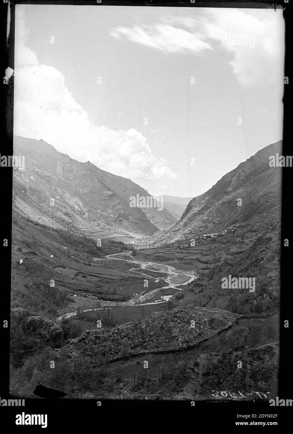 La vall Fosca amb el riu Flamisell, conreus i un poble. Banque D'Images