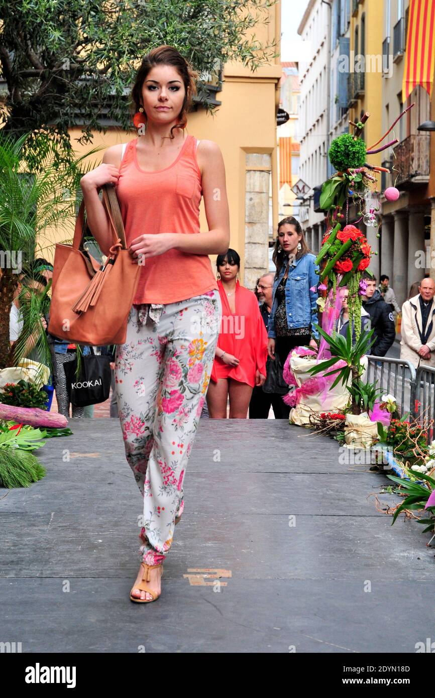 PAS DE WEB/PAS D'APPS - Perpignan le 20 avril 2013 : RÉCUPÉRATION DE PHOTOS lors d'un fichier de mode dans les rues de Perpignan ; portrait de Allison Benitez 19 ans qui a mystérilement dénigré avec sa mère dupuis le 14 juillet 2013 photo de Pascal Parrot/ABACAPRESS.COM Banque D'Images