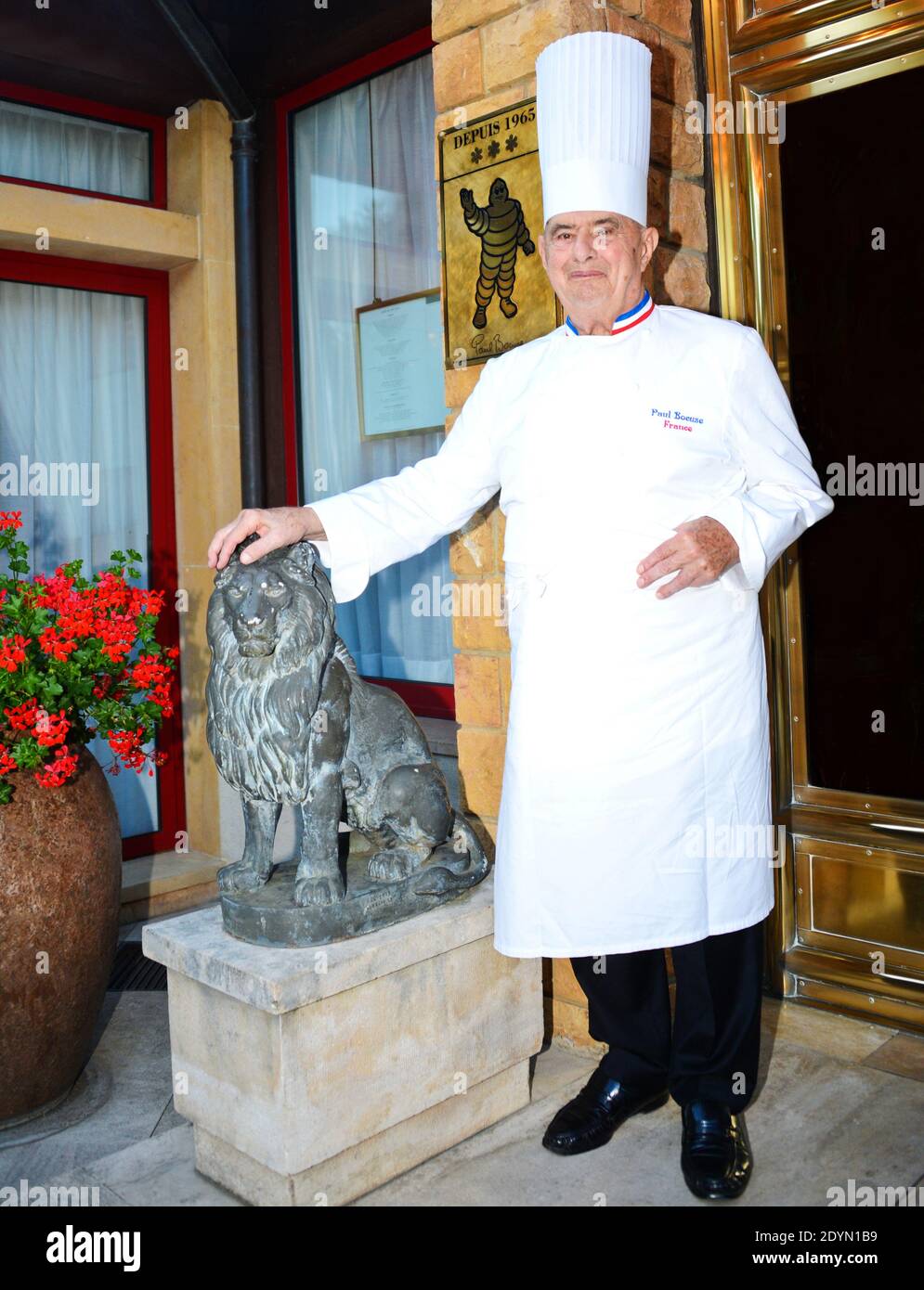 Photo de dossier - Paul Bocuse pose Dévant son Restaurant A Lyon ( Collonges au Mont d'Or . Photo par APS-Medias/ABACAPRESS.COM Banque D'Images