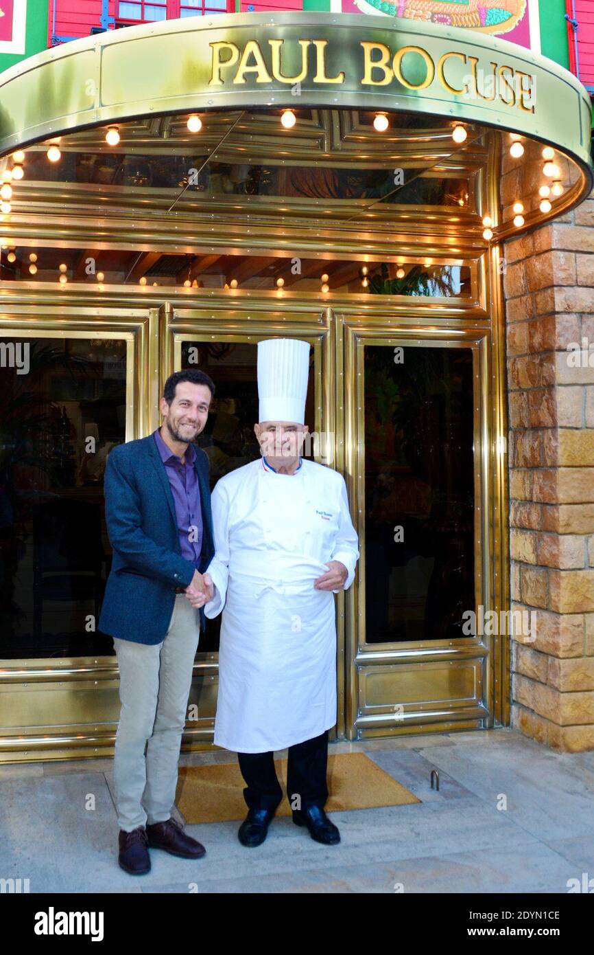 Photo de dossier - Paul Bocuse pose Dévant son Restaurant A Lyon ( Collonges au Mont d'Or . Photo par APS-Medias/ABACAPRESS.COM Banque D'Images