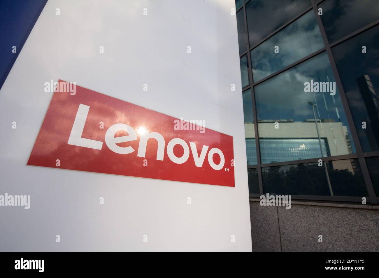 BELGRADE, SERBIE - 31 MAI 2020 : panneau Lenovo sur leur siège et bureau principal de Belgrade. Lenovo est une société chinoise spécialisée dans la haute technologie Banque D'Images