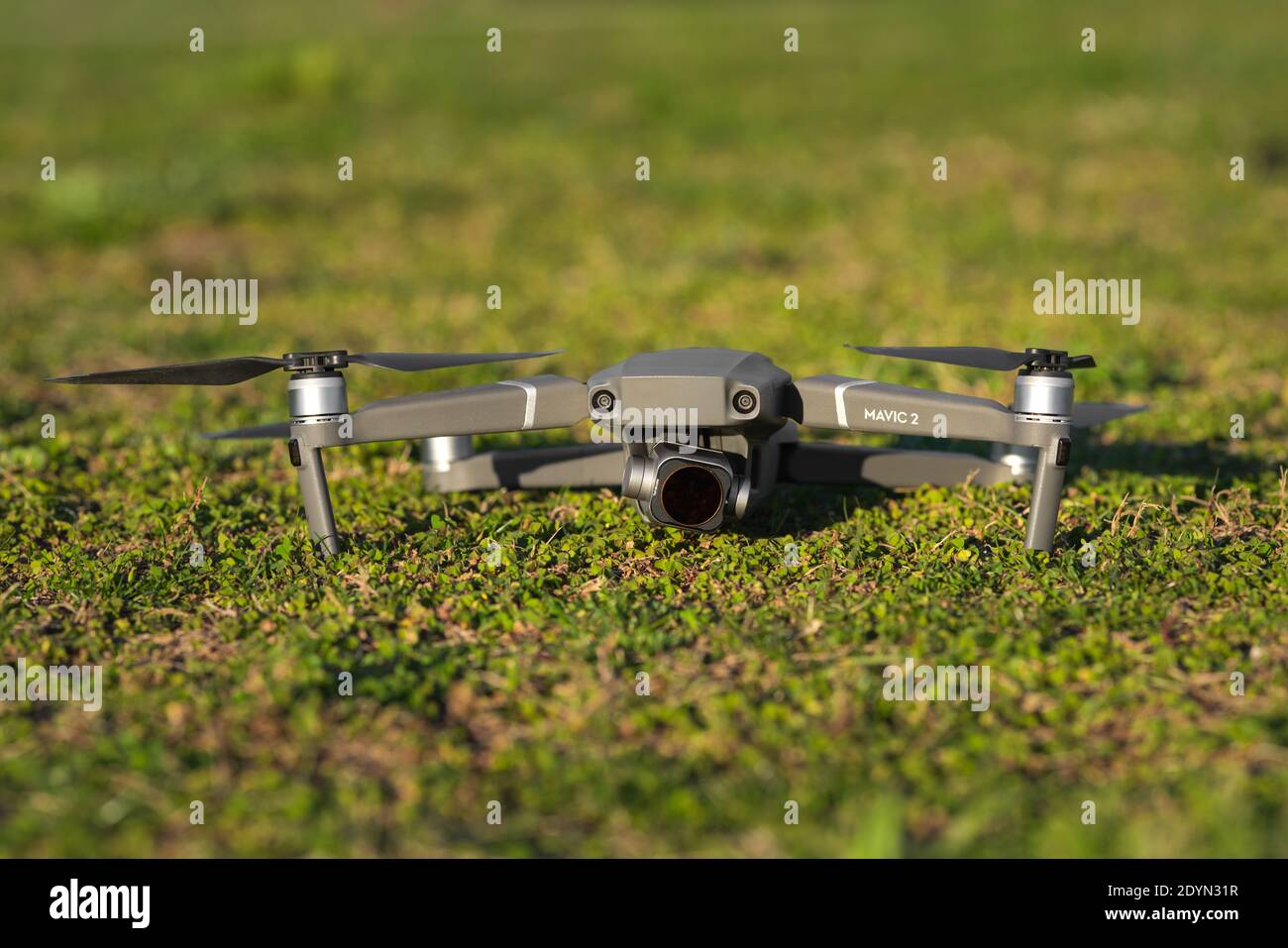 Dki Mavic 2 Pro drone sur l'herbe. 26.12.2020, Lisbonne, Portugal Banque D'Images