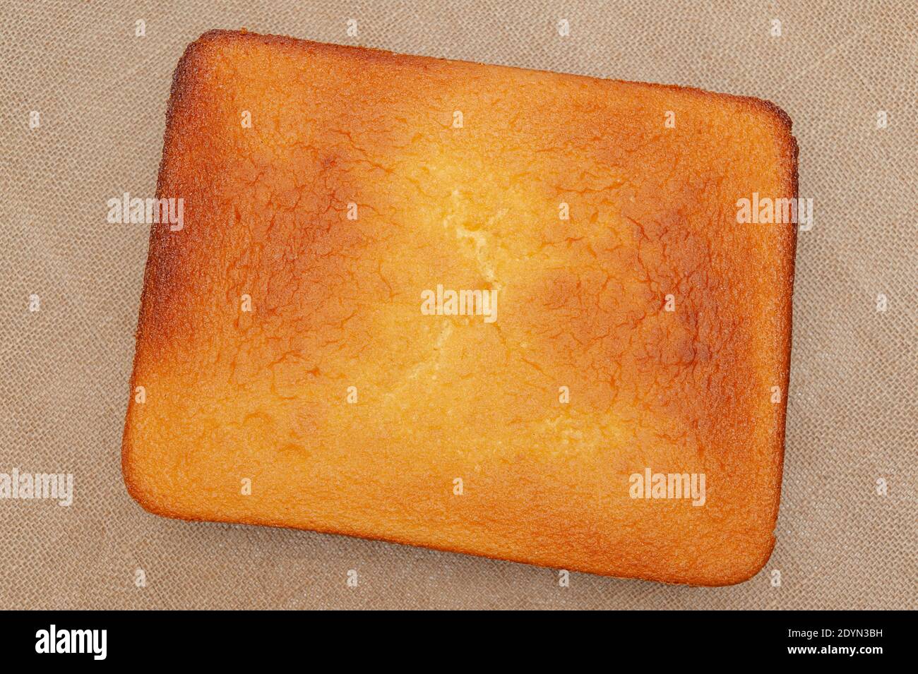 Gateau Maison A L Eponge En Portugais Pao De Lo Dessus De La Pate A Gateau Cuite Au Four Isole Sur Un Arriere Plan Jute Vue De Dessus Tir Horizontal Photo Stock Alamy Gateau Maison A L Eponge En Portugais Pao De Lo Dessus De La Pate A Gateau Cuite Au Four Isole Sur Un Arriere Plan Jute Vue De Dessus Tir Horizontal Photo Stock Alamy