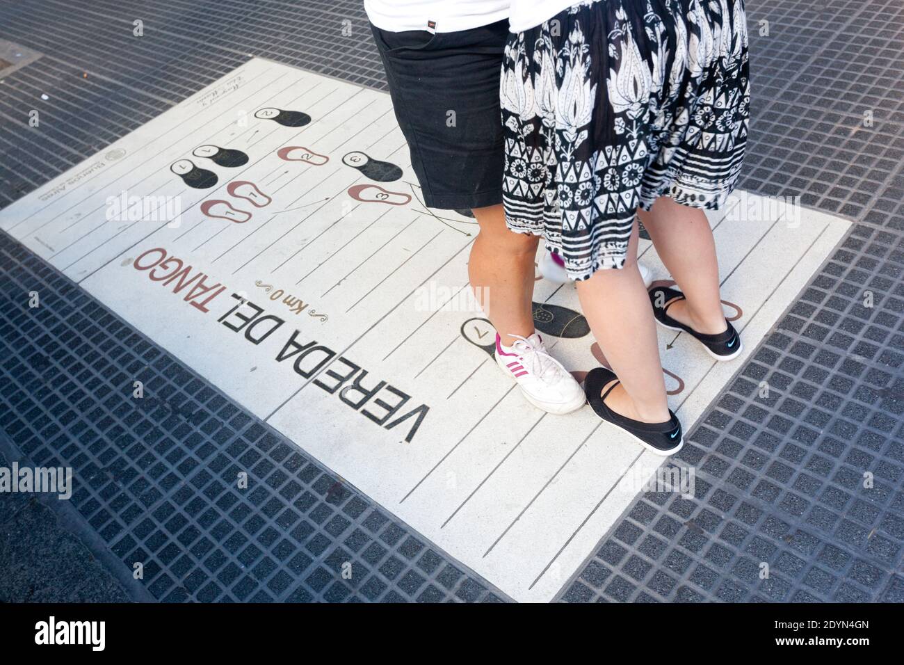 Argentine, Buenos Aires - Tango diagramme avec marches sur le trottoir de l'Avenida Callao, à Recoleta. Banque D'Images