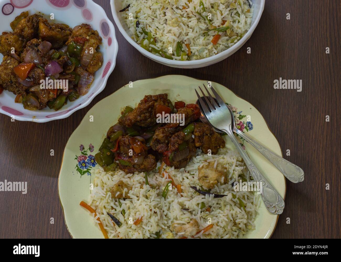 cuisine chinoise servie sur l'assiette. délicieux riz frit et poulet au chili. célèbre dans les restaurants indiens. gros plan. vue de dessus. Banque D'Images