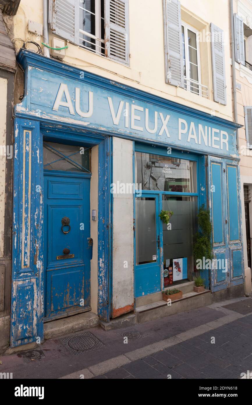 Marseille, France, le vieux panneau de l'hôtel indique « Panier » sur un  bâtiment méditerranéen traditionnel Photo Stock - Alamy