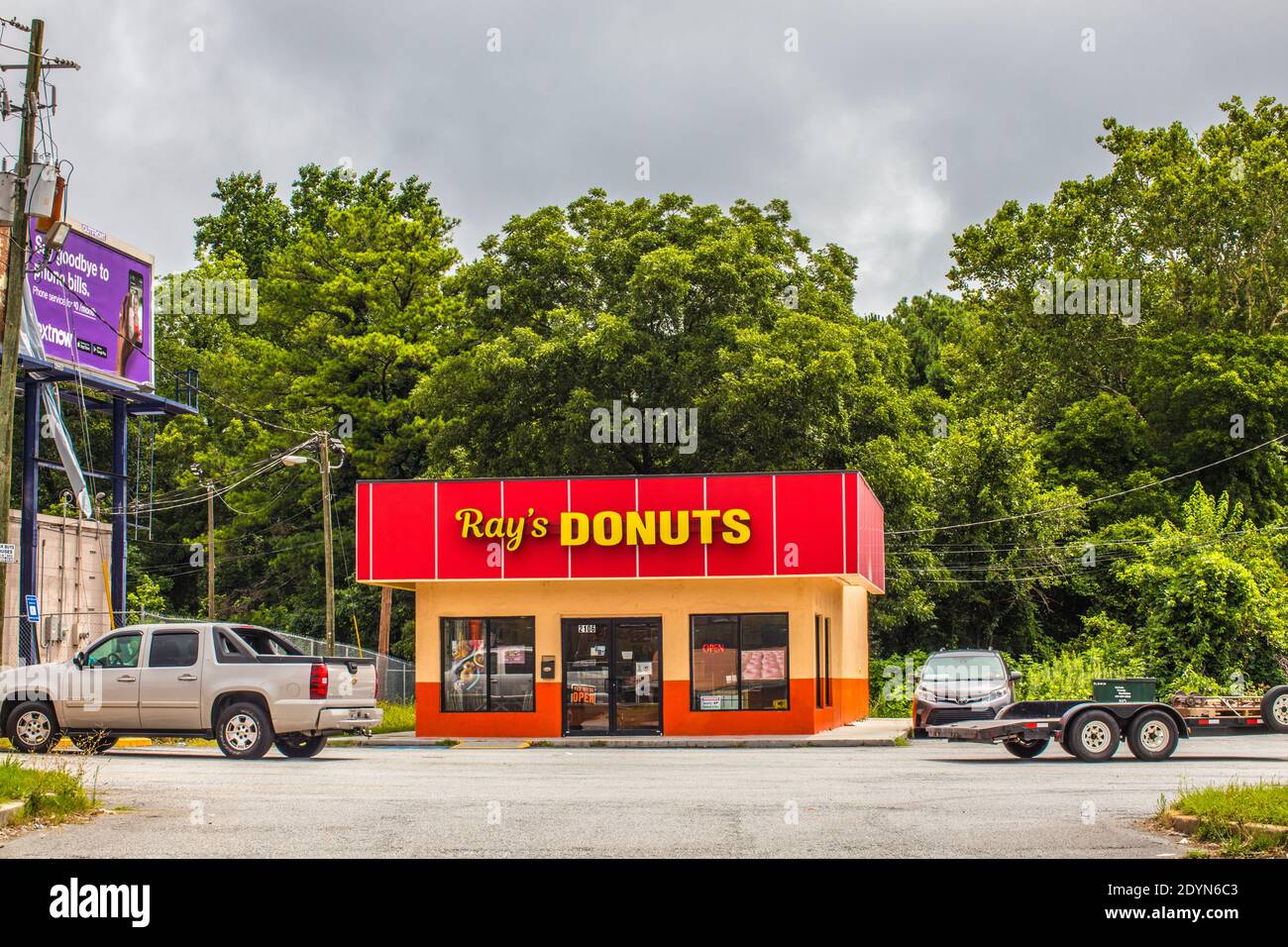 Decatur, GA / USA - 07 07 20: Vue de Ray's Donuts sur la route de Candler à Decatur GA Banque D'Images