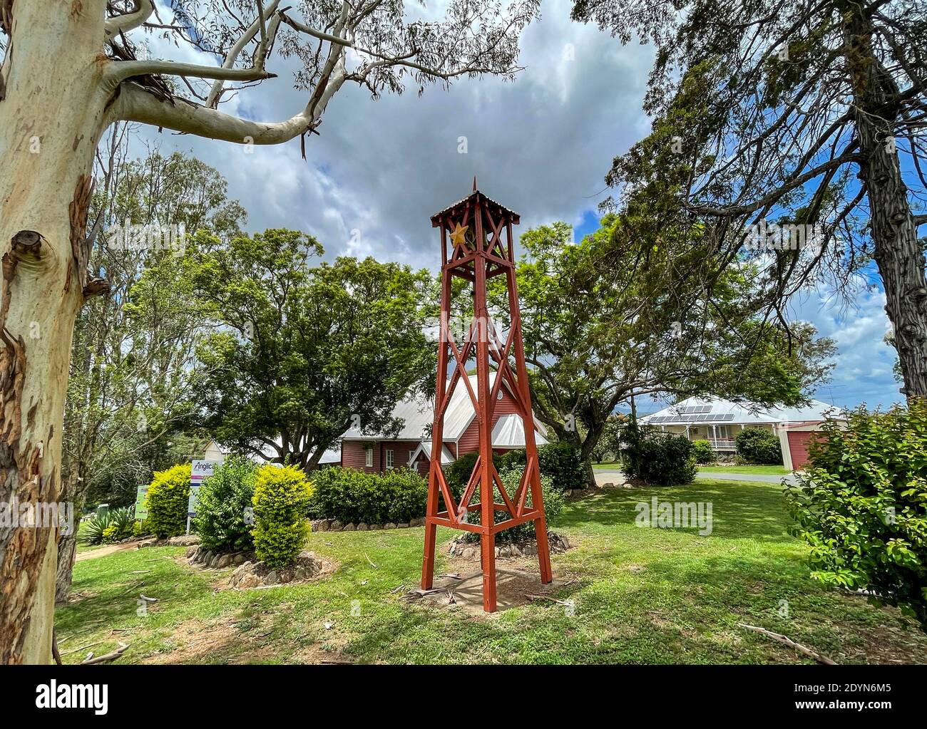 Vue sur le clocher de l'église anglicane St Mary construite en 1926 dans la ville rurale de Kilcoy, Queensland, Australie Banque D'Images