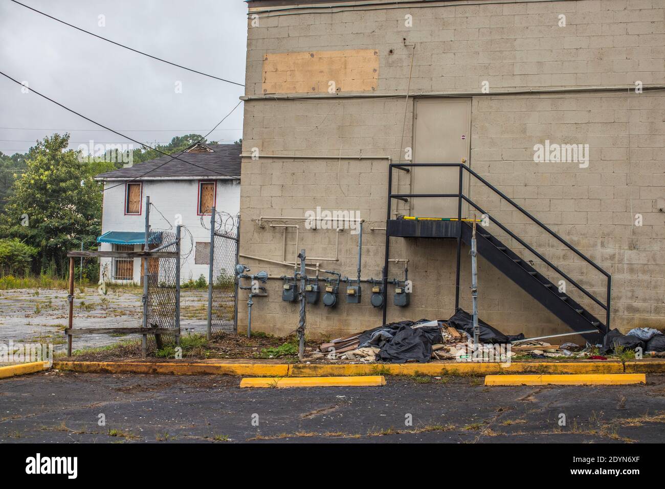 Decatur, GA / USA - 07 07 20: Déchets dans un bâtiment dans une zone urbaine à Decatur, GA Banque D'Images