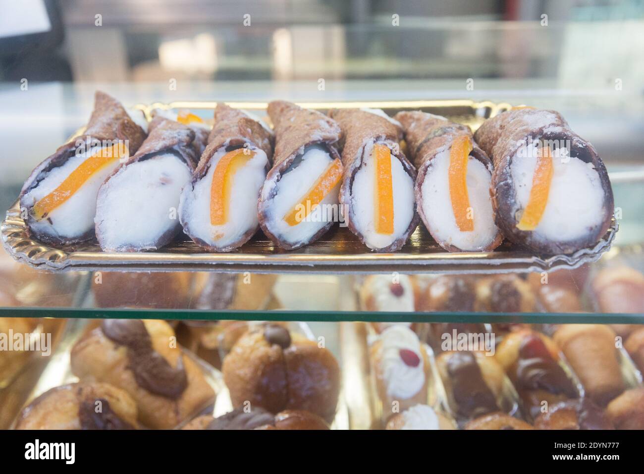 Naples, Italie Cannoli et Baba dans un présentoir de pâtisseries Banque D'Images