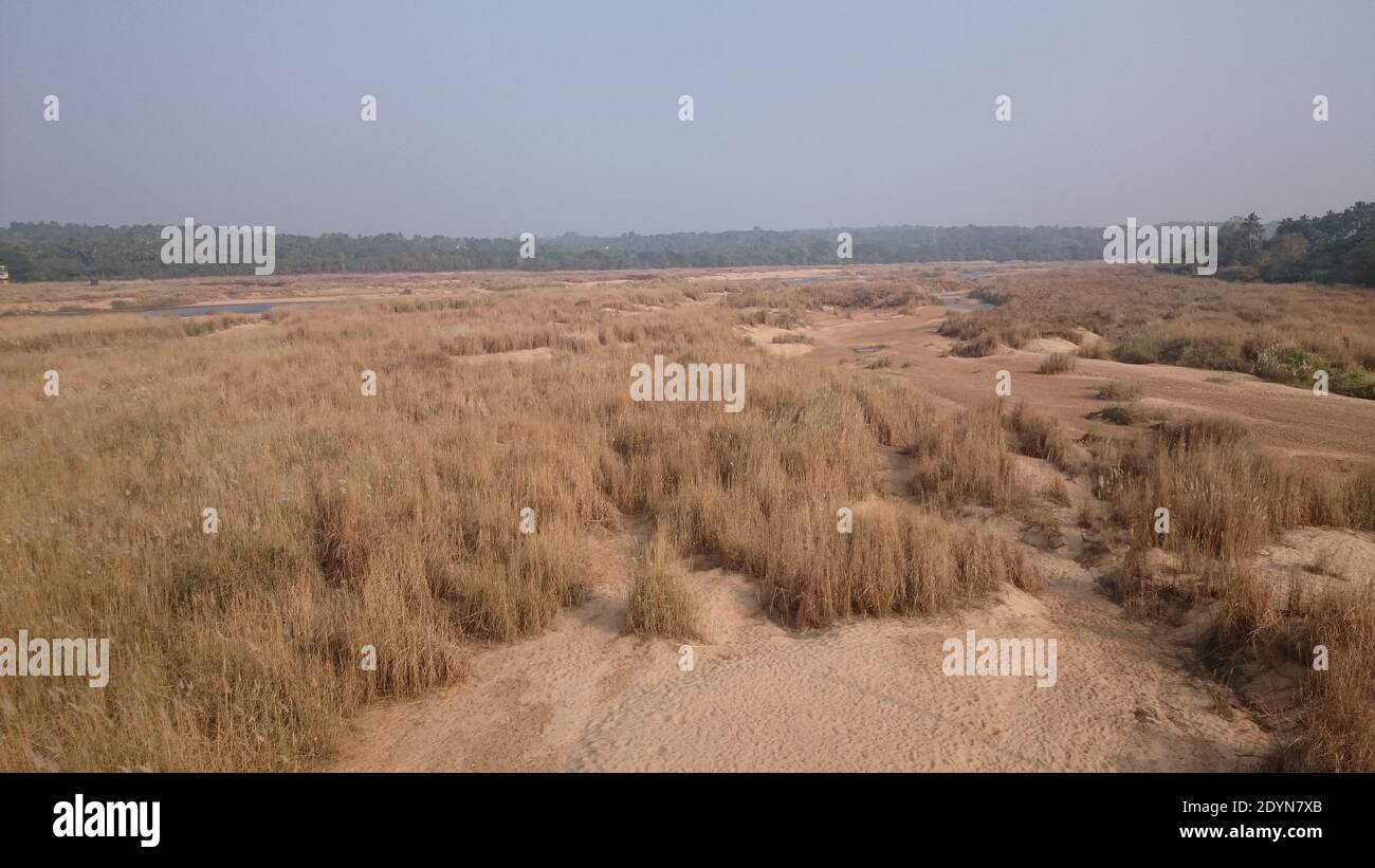 Bassin d'une rivière séchée. C'est le bassin de la rivière Barathapuzha à Ottapalam, Kerala, Inde. Il est originaire d'anamalai dans le tamilnadu. Banque D'Images