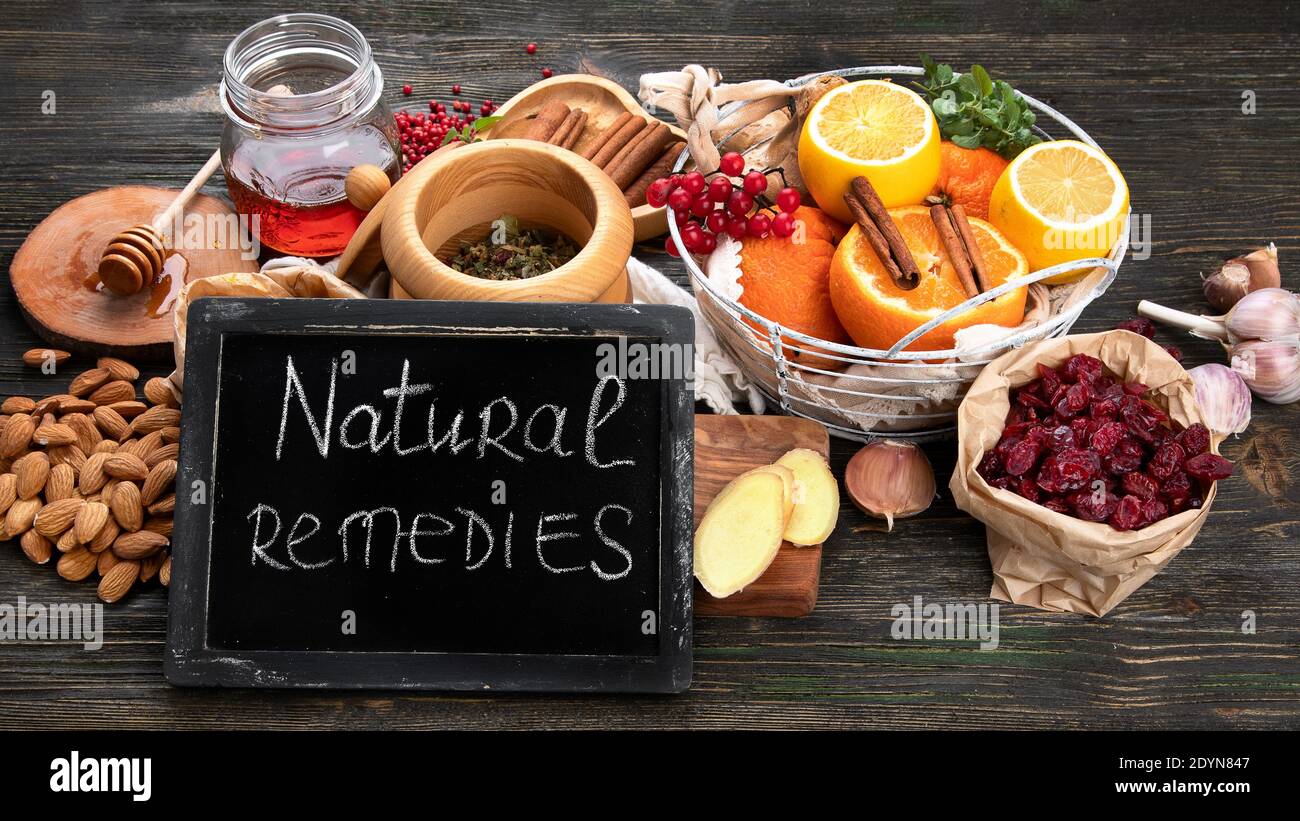 Produits sains pour l'immunité stimulant et remèdes froids sur table en bois. Médecine naturelle pour une bonne santé. Tableau noir Banque D'Images