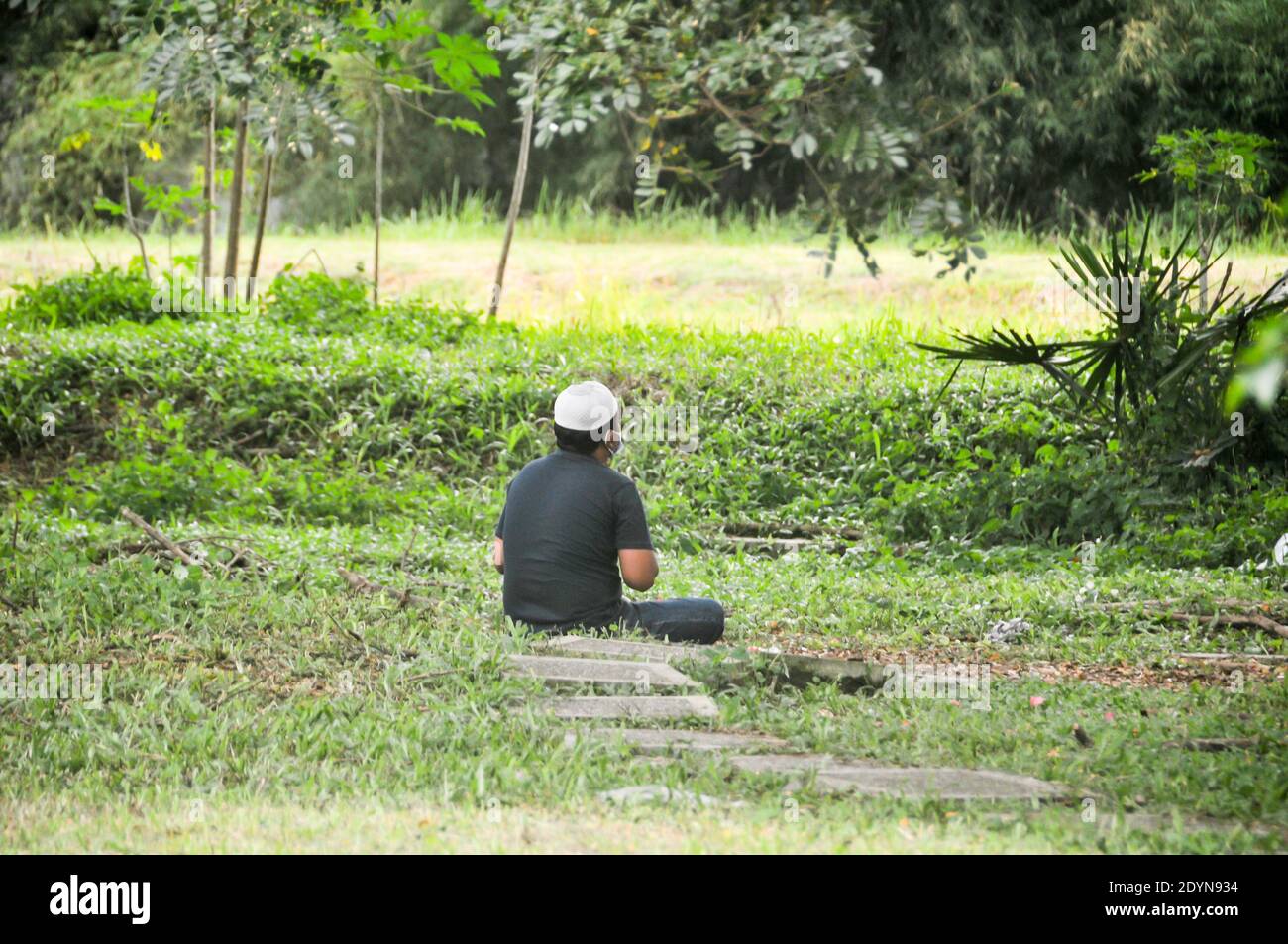 Les gens prient au complexe de sépulture de masse pour les victimes du tsunami du 26 décembre 2004 dans le village de Siron, à Aceh Besar, province d'Aceh, en Indonésie. Banque D'Images