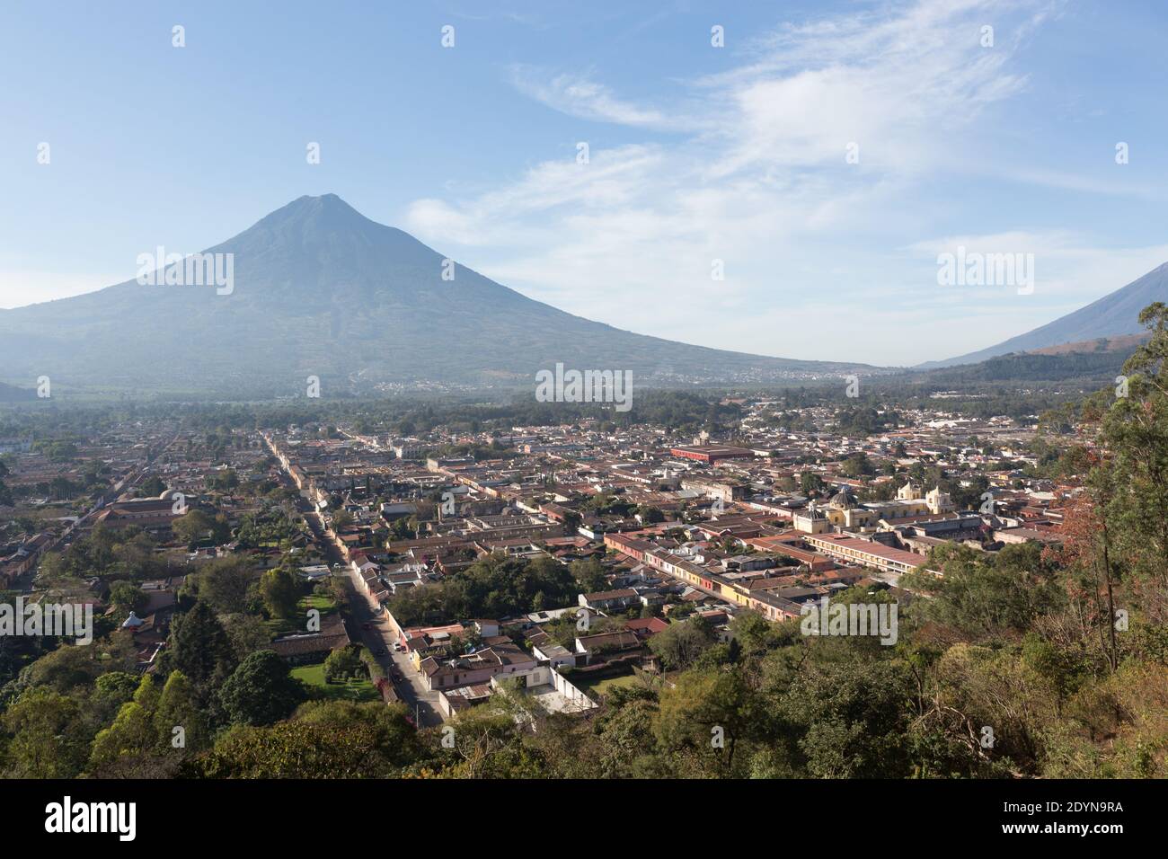 Antigua, Guatemala vue aérienne d'Antigua avec volcan Agua au loin. Banque D'Images