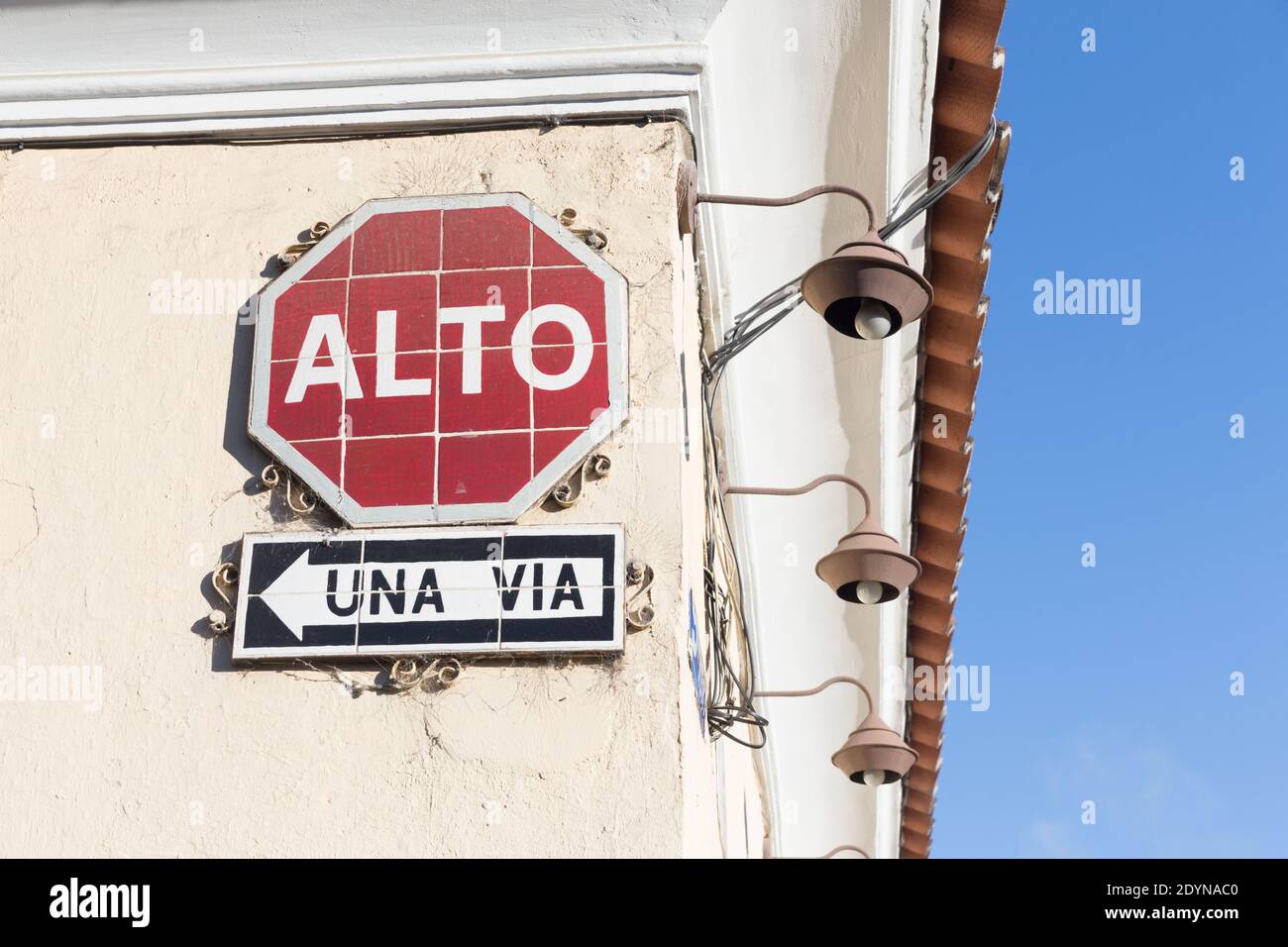 Antigua, Guatemala panneau Stop et un panneau de chemin fait de carreaux Banque D'Images