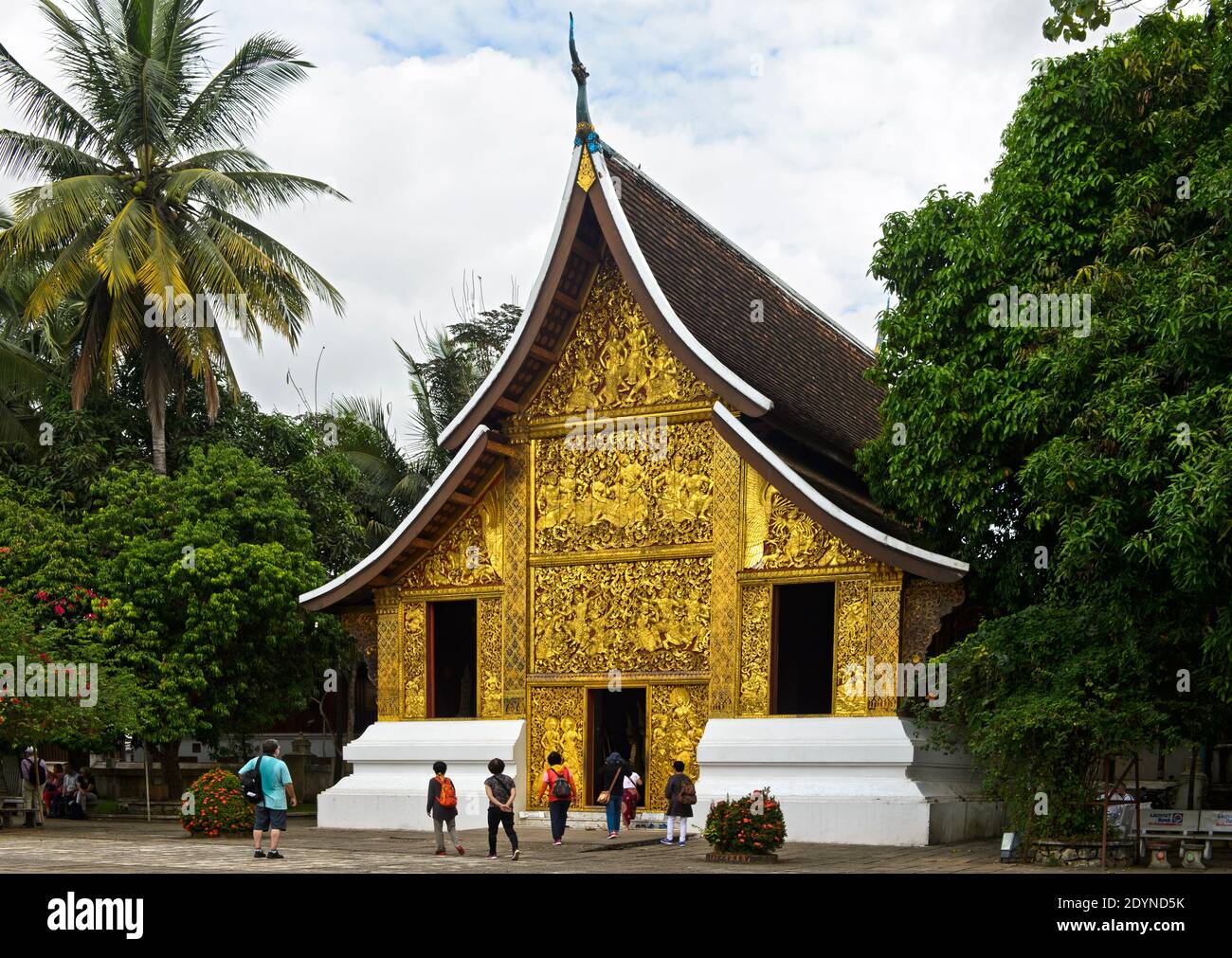 Touristes à la Maison du Royal Funeral Chariot, Temple Wat Xieng Thong, Luang Prabang, Lao Banque D'Images