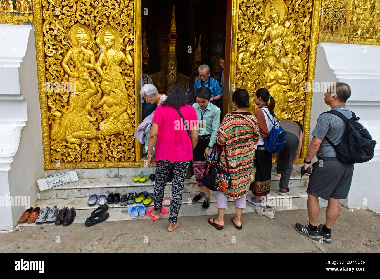 Touristes à l'entrée de la Maison du Chariot funéraire royal, Temple Wat Xieng Thong, Luang Prabang, Laos Banque D'Images