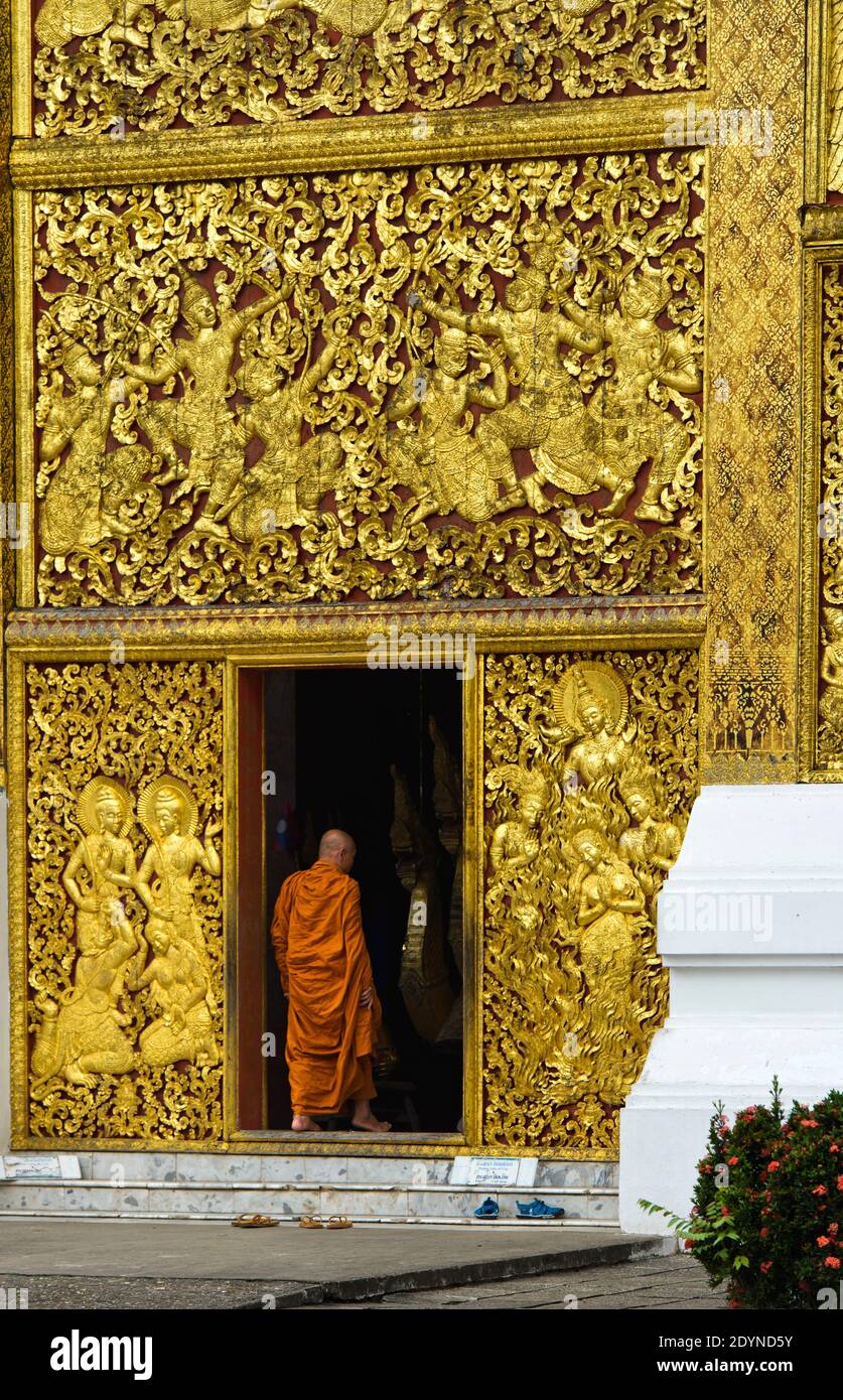 Panneaux de bois de teck dorés à l'entrée de la maison de calèche funéraire royale, Temple Wat Xieng Thong, Luang Prabang, Laos Banque D'Images