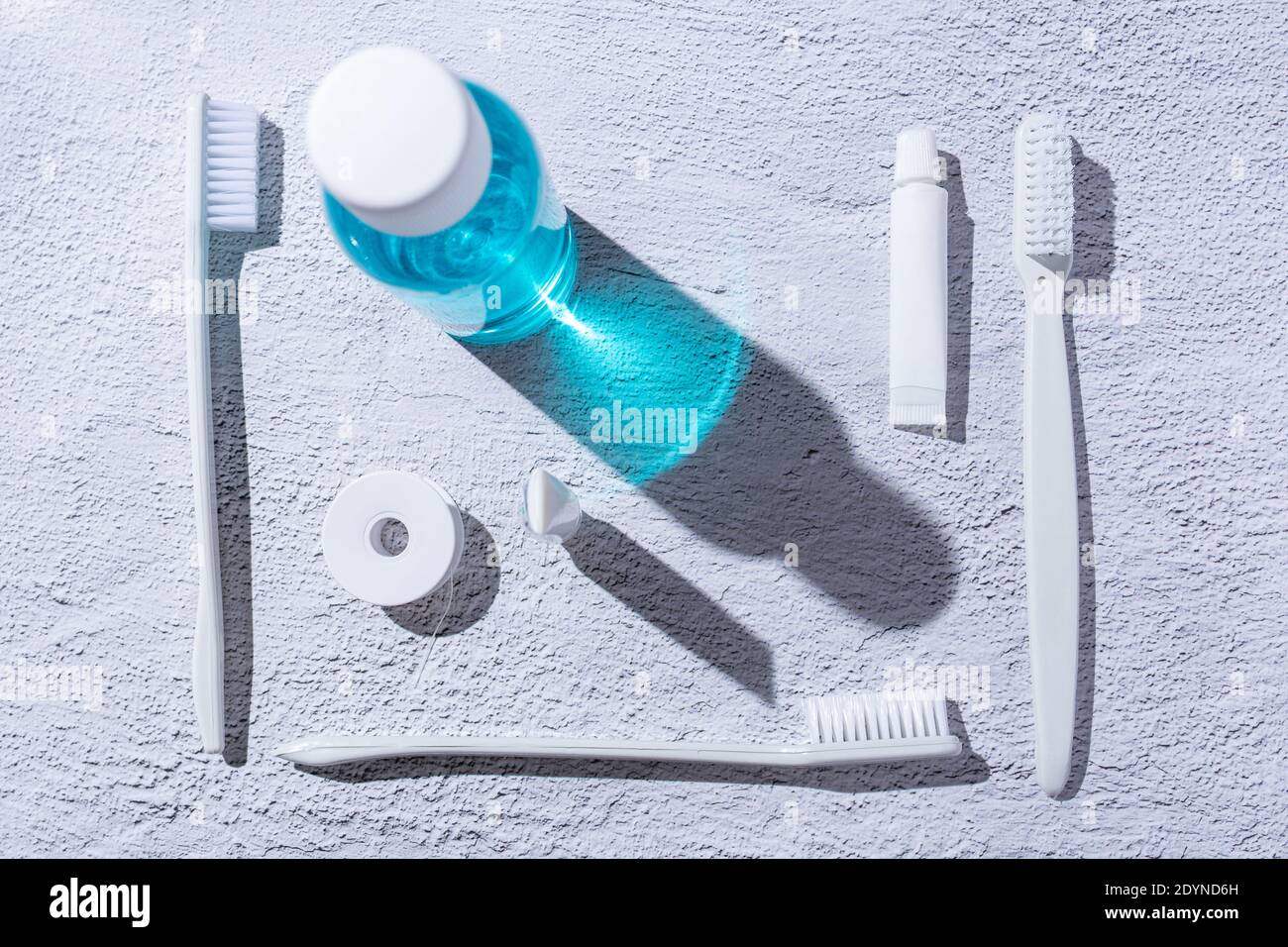 Accessoires d'hygiène dentaire personnels. Rince-bouche, brosse à dents, dentifrice et fil dentaire. Banque D'Images