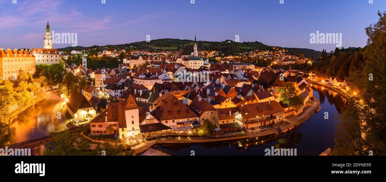 Panorama de Český Krumlov en République tchèque la nuit Banque D'Images