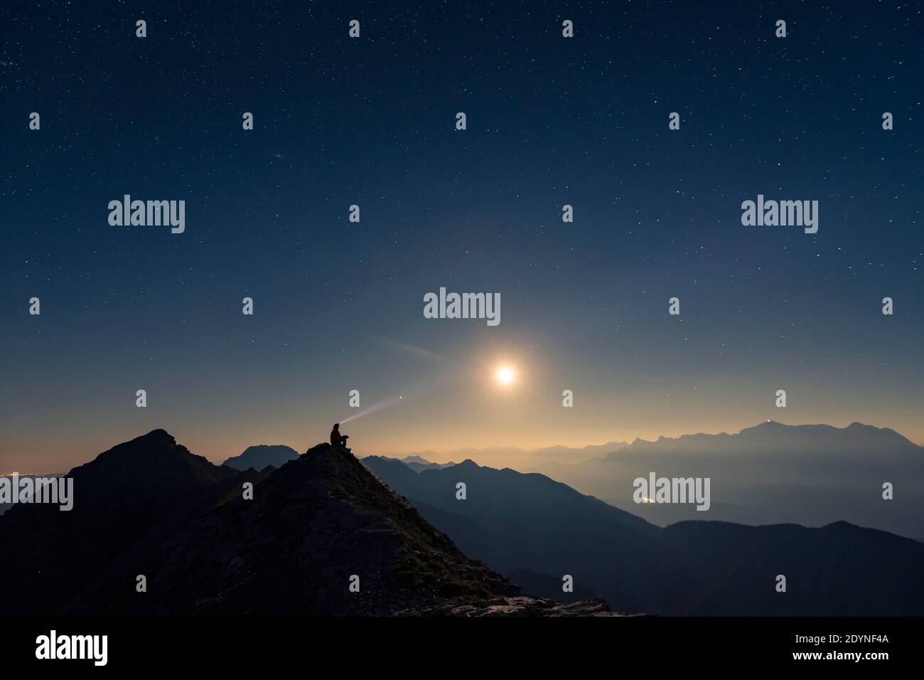 Alpiniste sur crête de sommet avec pleine lune et ciel étoilé, en arrière-plan Alpes Ammergau, Reutte, Alpes Ammergau, Tyrol, Autriche Banque D'Images