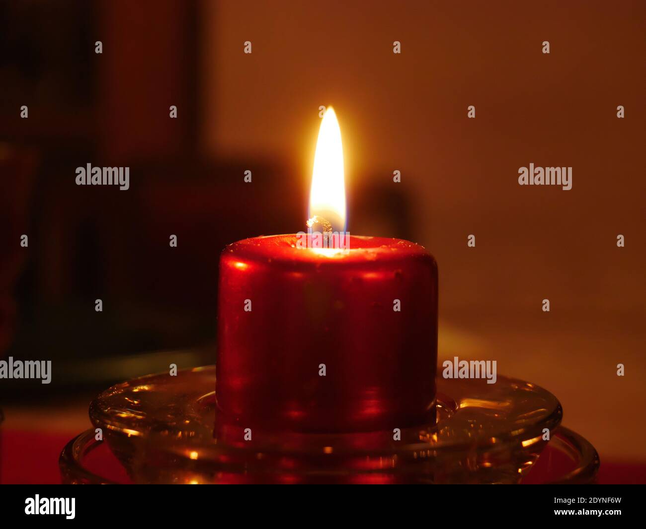 Bougie de prière allumée Banque de photographies et d'images à haute  résolution - Alamy