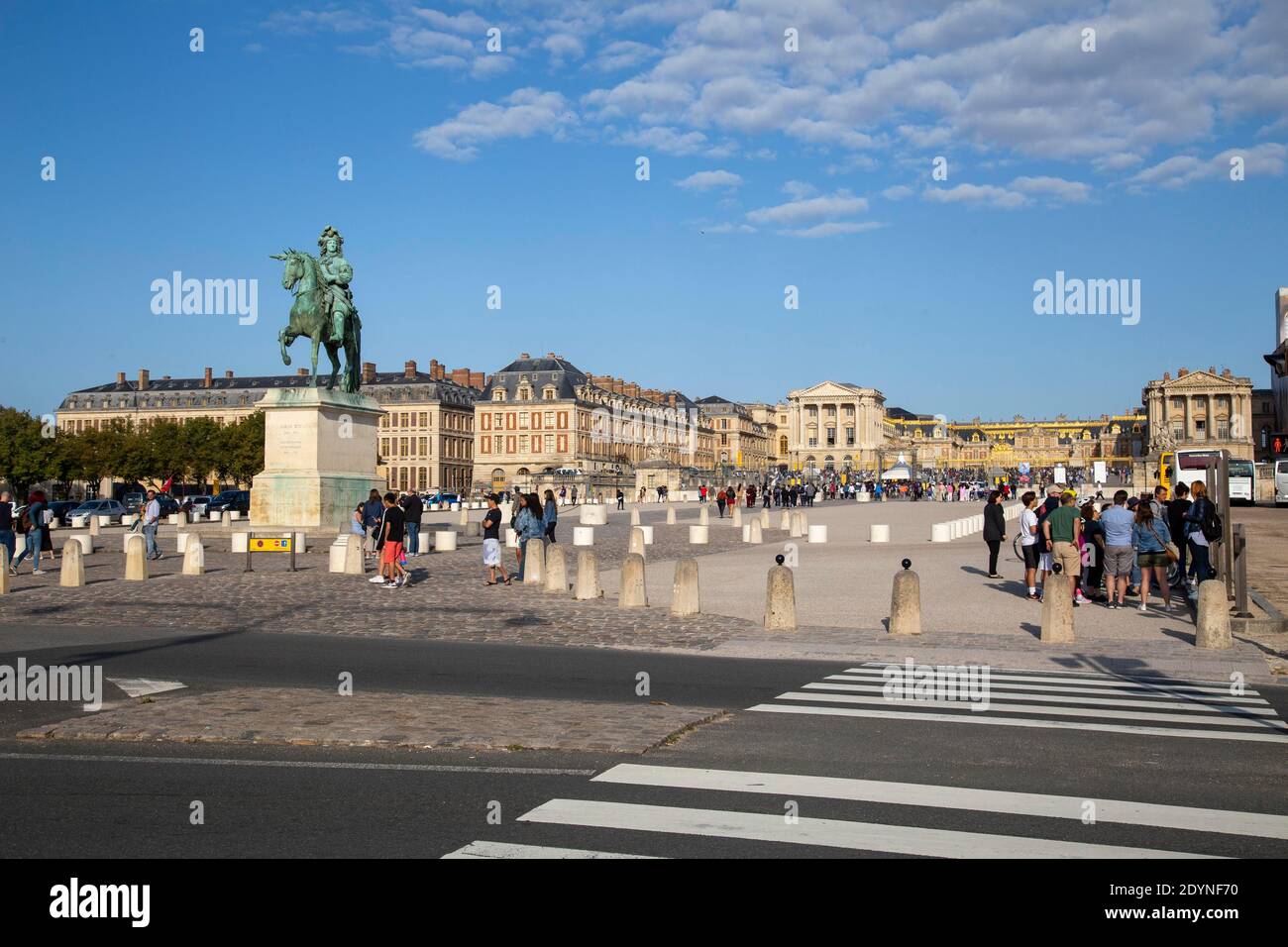 Parvis du château de Versailles place d'armes avec statue équestre de Louis XIV, France Banque D'Images