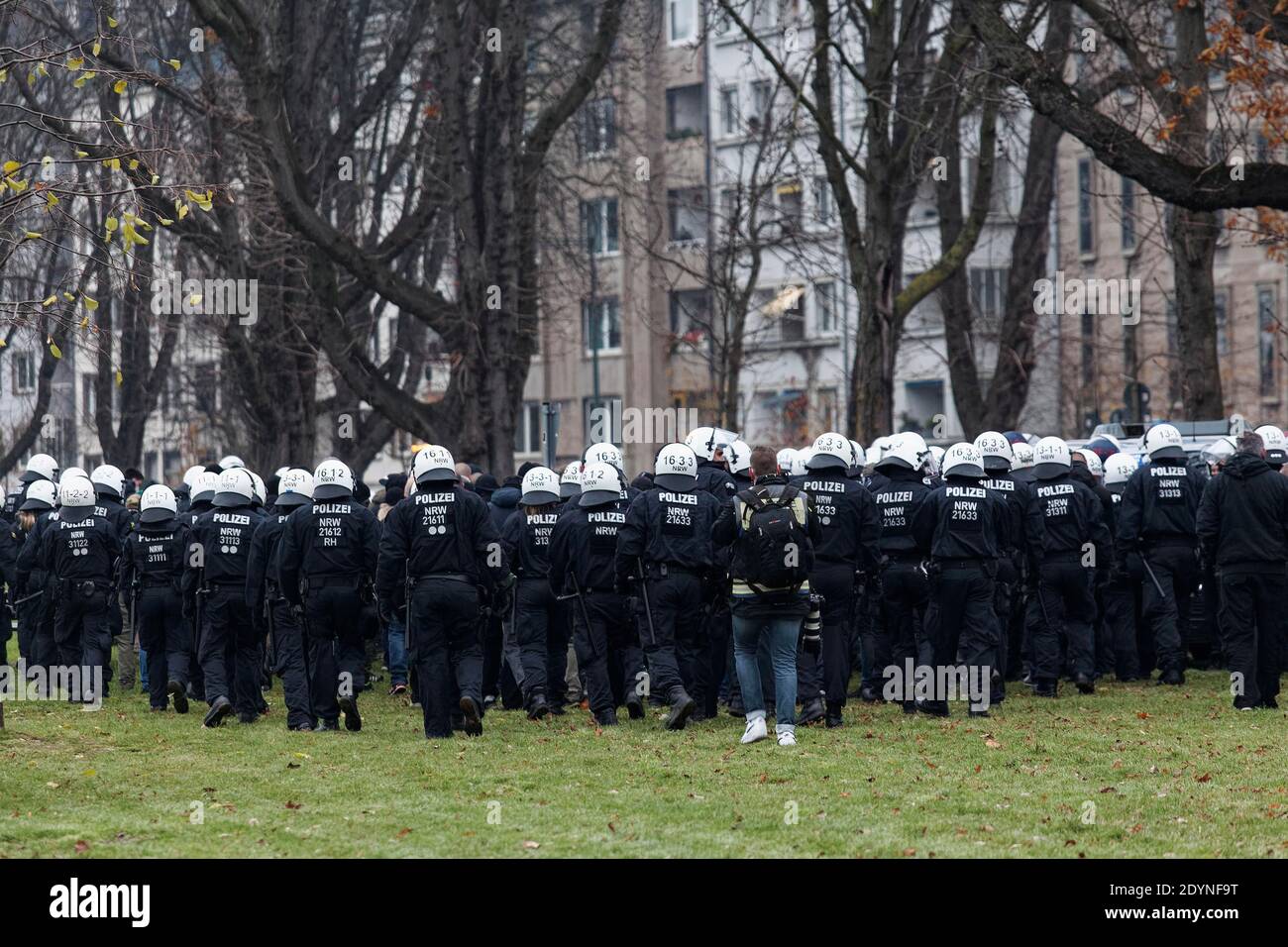 Intervention de la police lors de la manifestation contre les mesures de Corona le 6 décembre 2020, organisée par l'alliance Querdenken, Düsseldorf, Nord Banque D'Images