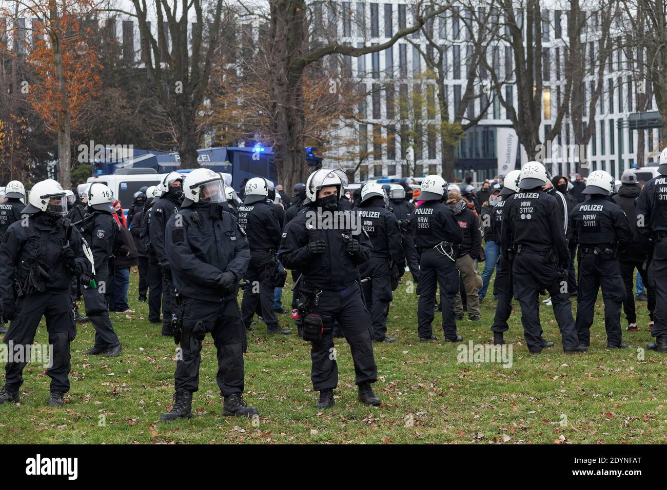 Intervention de la police lors de la manifestation contre les mesures de Corona le 6 décembre 2020, organisée par l'alliance Querdenken, Düsseldorf, Nord Banque D'Images