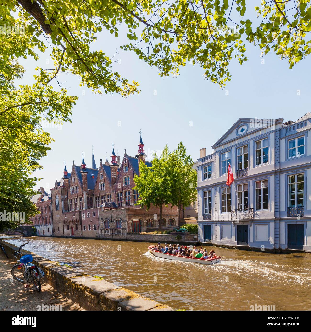 Excursion en bateau sur un canal de croisière, canal, vieille ville, Bruges, Flandre, Belgique Banque D'Images