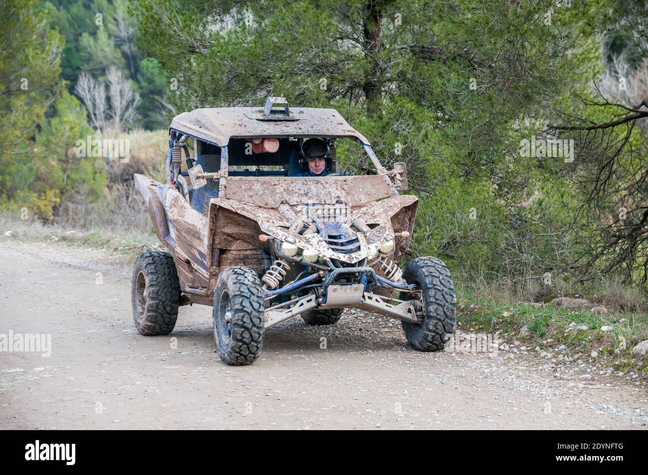 voiture de buggy sur une route de terre Banque D'Images