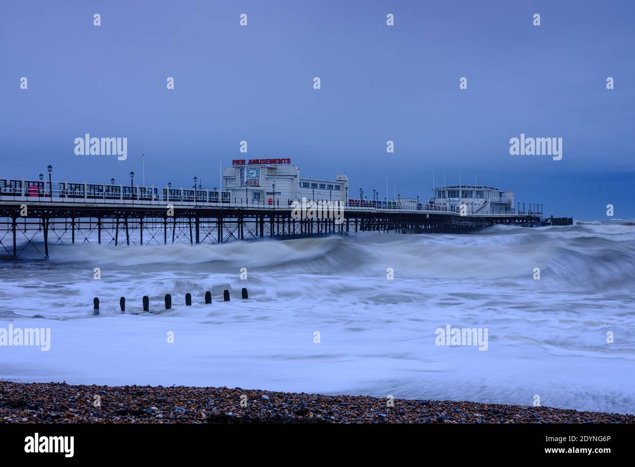 Worthing Pier, Worthing, Royaume-Uni. 27 décembre 2020. La mer de tempête bat le front de mer de Worthing. Photo par crédit : Julie Edwards/Alamy Live News Banque D'Images