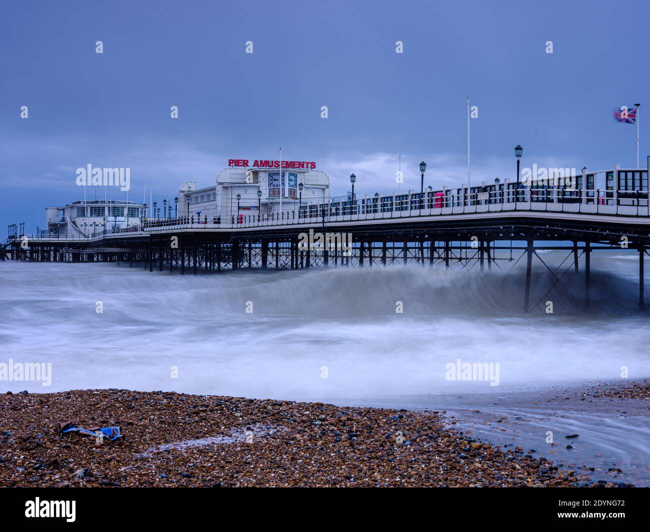 Worthing Pier, Worthing, Royaume-Uni. 27 décembre 2020. La mer de tempête bat le front de mer de Worthing. Photo par crédit : Julie Edwards/Alamy Live News Banque D'Images