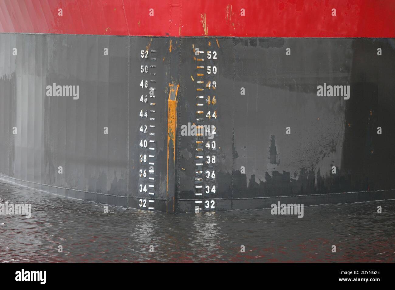 LE TIRANT d'EAU détermine la profondeur minimale de l'eau d'un navire navigation en toute sécurité Banque D'Images