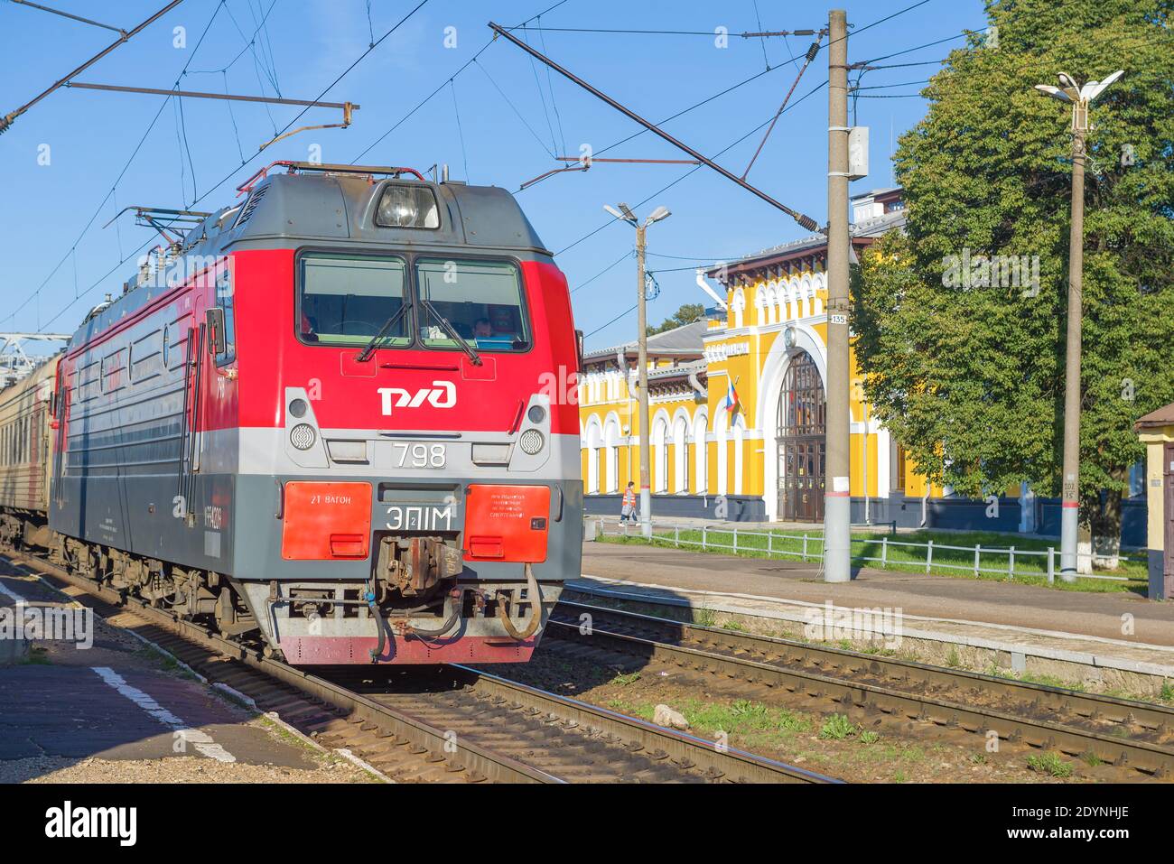 SHARYA, RUSSIE - 03 SEPTEMBRE 2020 : locomotive électrique EP1M-798 avec un train sur la gare Sharya du Northern Railway Banque D'Images