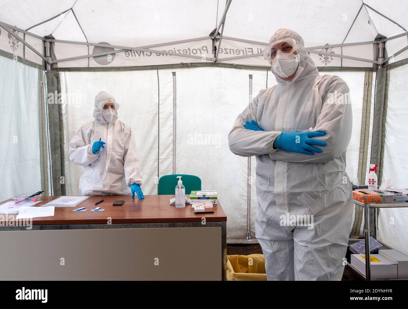 Florence, Italie - 2020, décembre 21: Des travailleurs de la santé non identifiés dans un poste de santé, mis en place dans une tente, pendant la pandémie Covid-19. Suites stériles. Banque D'Images