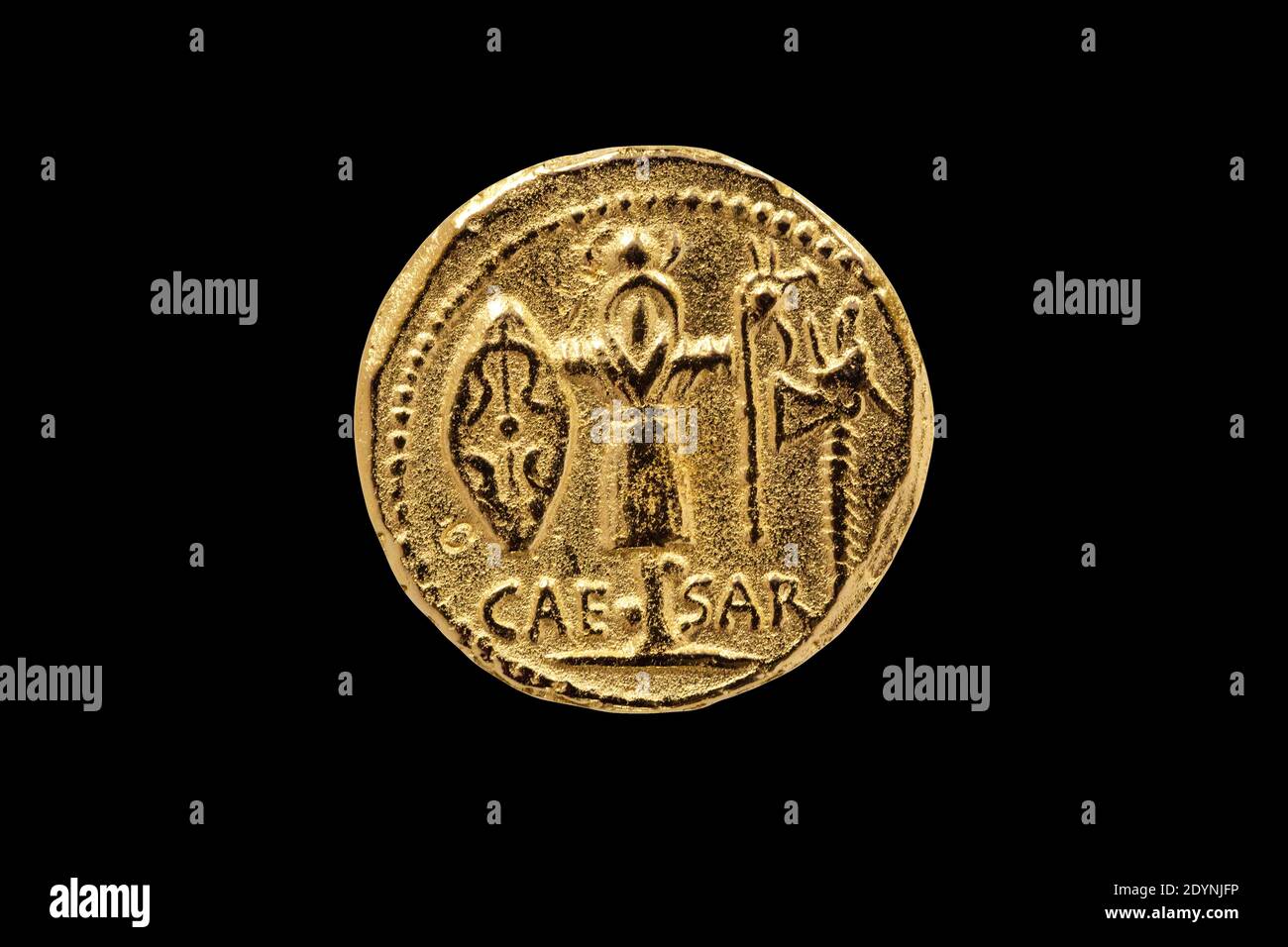 Verso d'une réplique de pièce d'or de Roman aureus de Jules César avec un Trophée d'armes galliques frappé entre 48-47 BC coupé et isolé sur un bac Banque D'Images