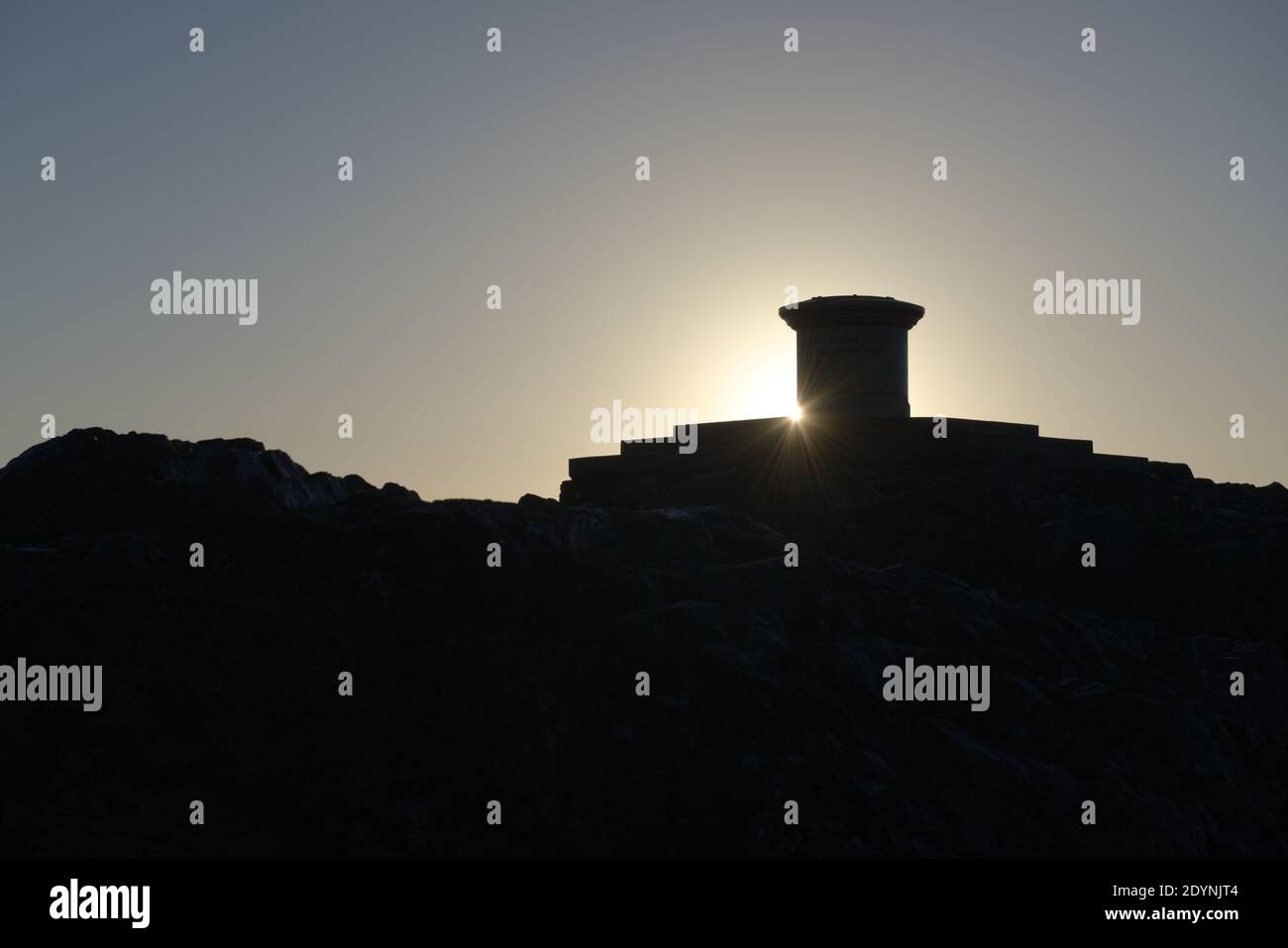 3 - perspective de silhouette moyenne du sommet et du topogramme de la balise worcestershire au lever du soleil. Ligne de crête rocheuse emblématique avec espace de copie en arrière-plan. Banque D'Images