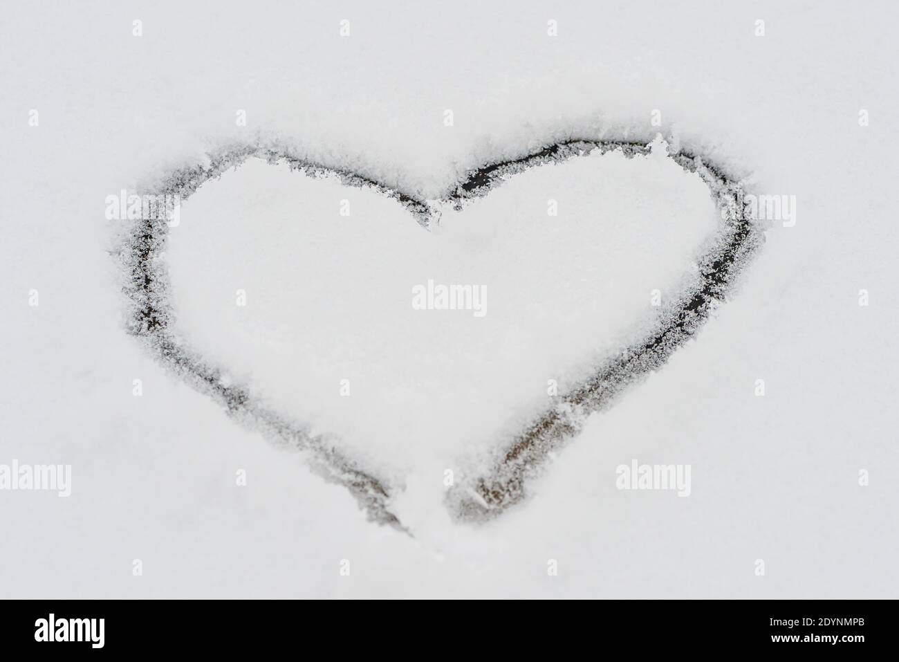 Un Coeur Est Dessine Dans La Neige Gros Plan Concept D Amour Photo De Haute Qualite Photo Stock Alamy Un Coeur Est Dessine Dans La Neige Gros Plan Concept D Amour Photo De Haute Qualite Photo Stock Alamy