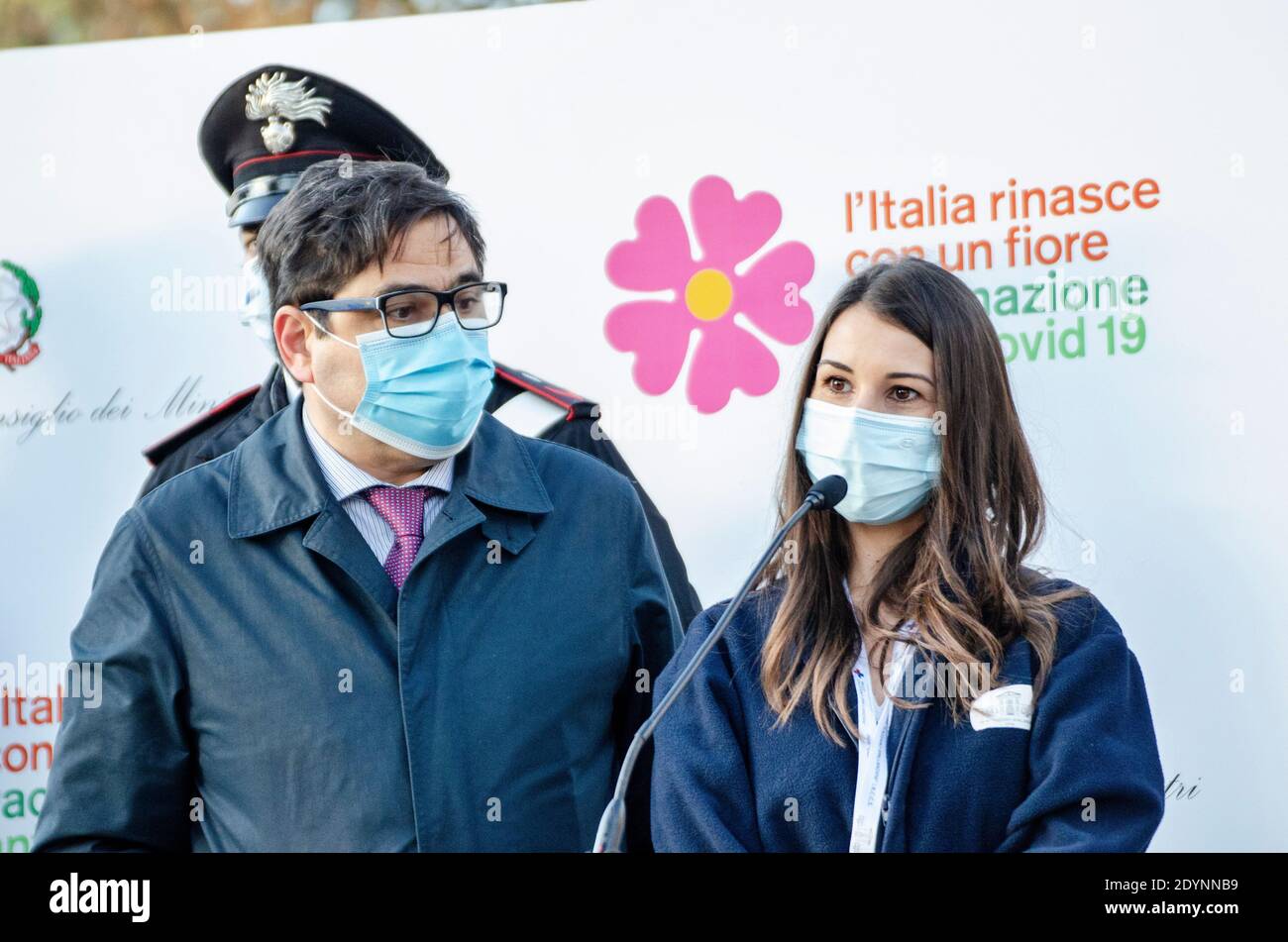 Rome, Italie. 27 décembre 2020. Infirmière Claudia Alivernini après avoir reçu sa première dose du vaccin Pfizer-BioNTech Covid-19. Les premières doses du vaccin contre Covid-19 arrivent à l'Institut Spallanzani. Crédit : LSF photo/Alamy Live News Banque D'Images