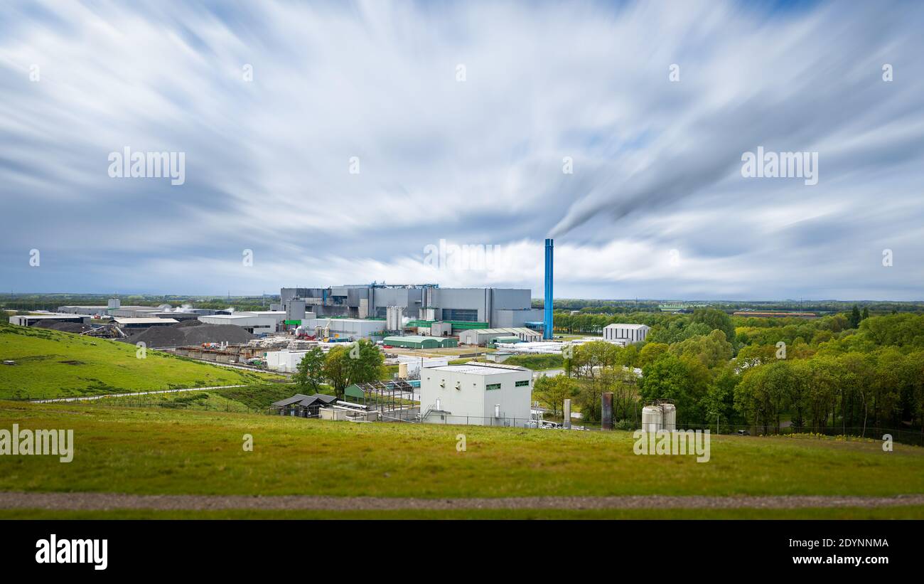 Wijster, pays-Bas - 01 mai 2020; usine de traitement des déchets production d'énergie durable de l'électricité expressive dynamique nuages économie circulaire Banque D'Images