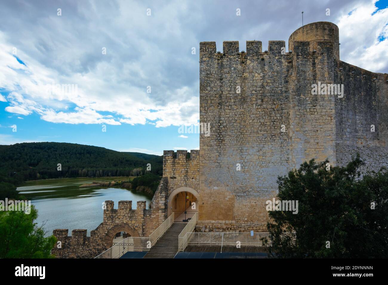 Château d'astellet en face du barrage de Foix près de Barcelone, Espagne Banque D'Images