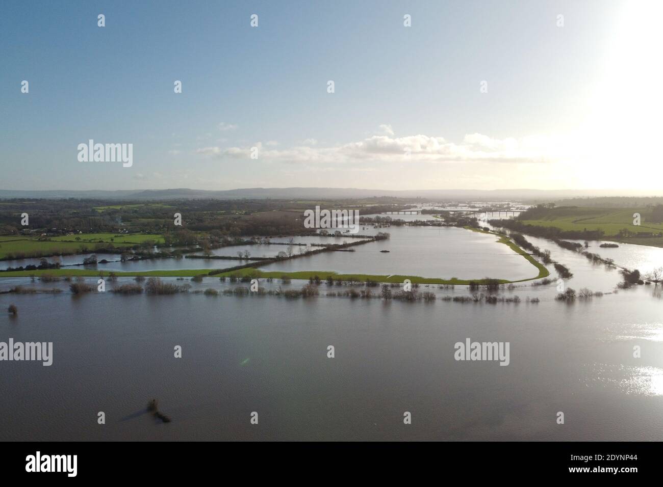 Upton upon Severn, Worcestershire, Royaume-Uni. 27 décembre 2020. La rivière Severn enflée qui a éclaté ses rives avant Noël. Plusieurs avertissements d'inondation demeurent en place dans la zone. Photo par crédit : arrêter presse Media/Alamy Live News Banque D'Images