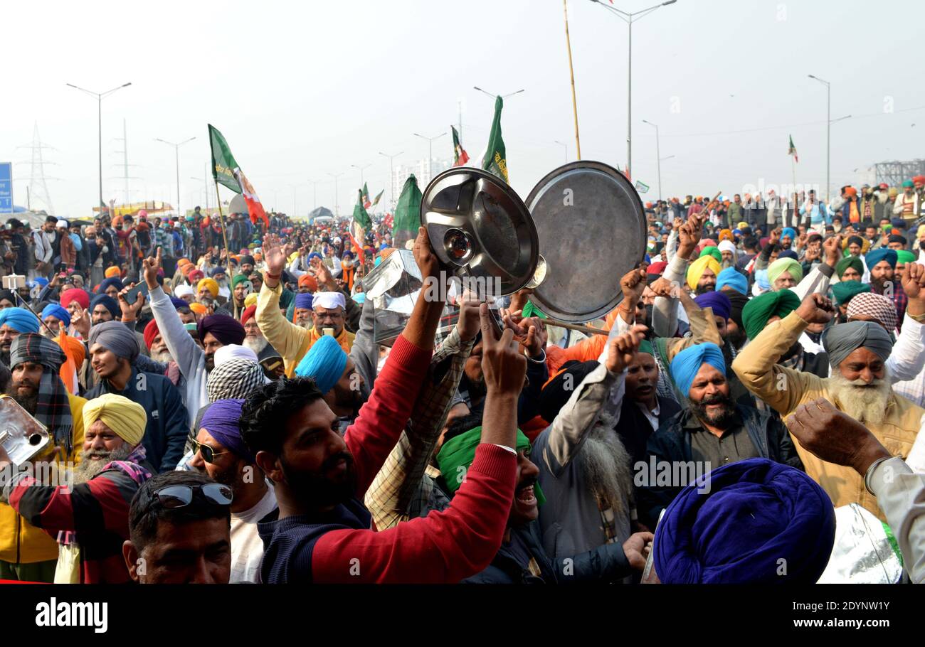 New Delhi, Inde. 27 décembre 2020. Les agriculteurs indiens ont battu les ustensiles et autres articles lors d'une manifestation contre de nouvelles lois agricoles dans la banlieue de New Delhi, en Inde, le 27 décembre 2020. Credit: Partha Sarkar/Xinhua/Alamy Live News Banque D'Images